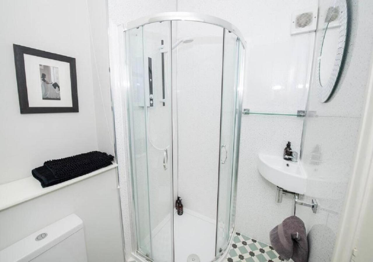 Sandmartin - Top Floor 3-Bed Apartment Sea Views & Parking Скарборо Экстерьер фото
